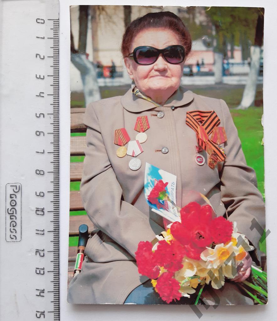Фотография ветерана войны ЖЕНЩИНА г. Киров, участник ВОВ с наградами в парке 9 м