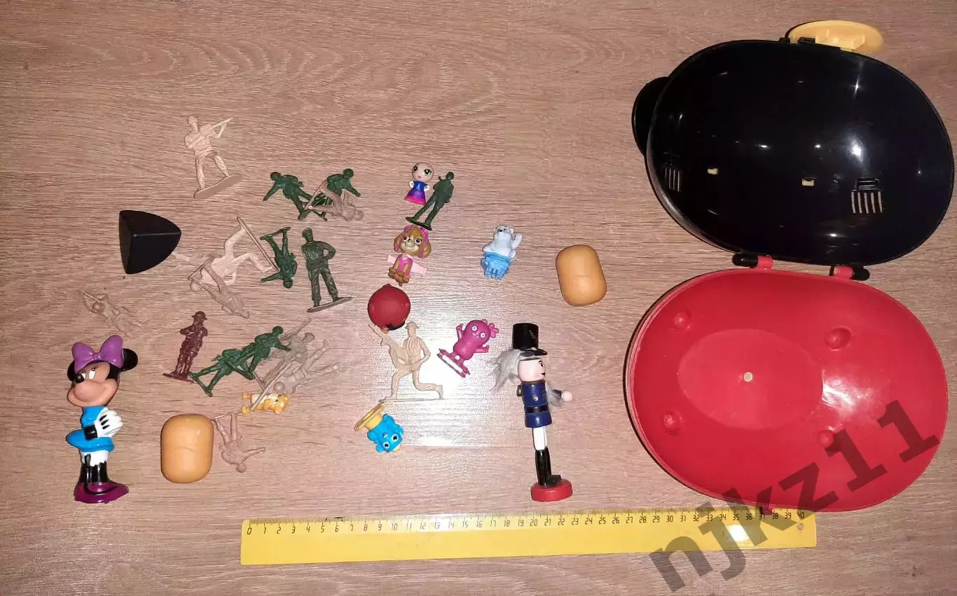 Детский сундук Диснейлэнд, а внутри игрушки мелкие 4