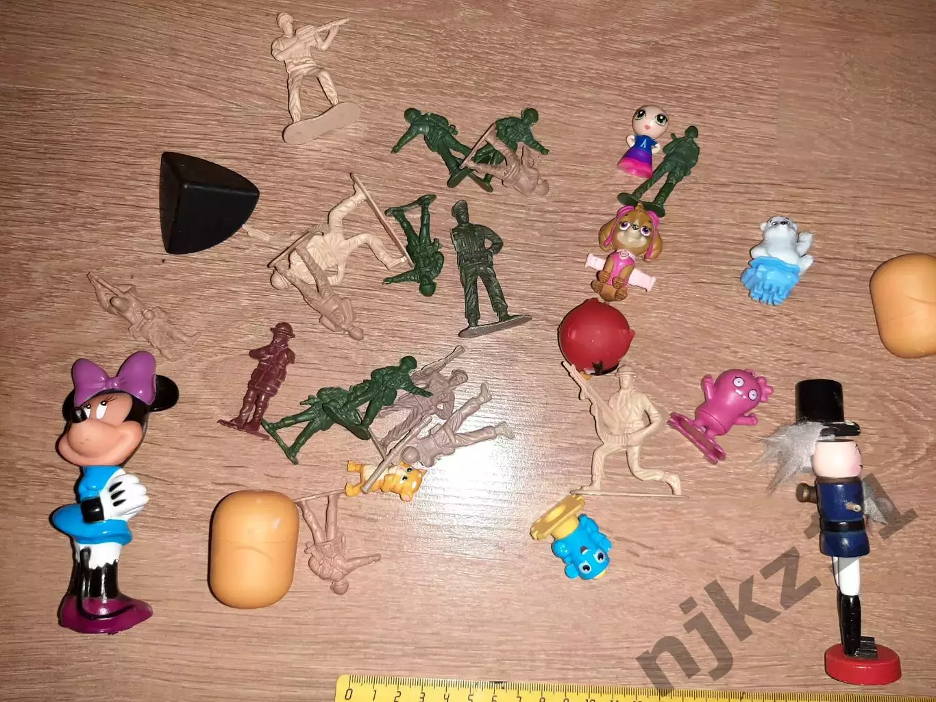 Детский сундук Диснейлэнд, а внутри игрушки мелкие 5