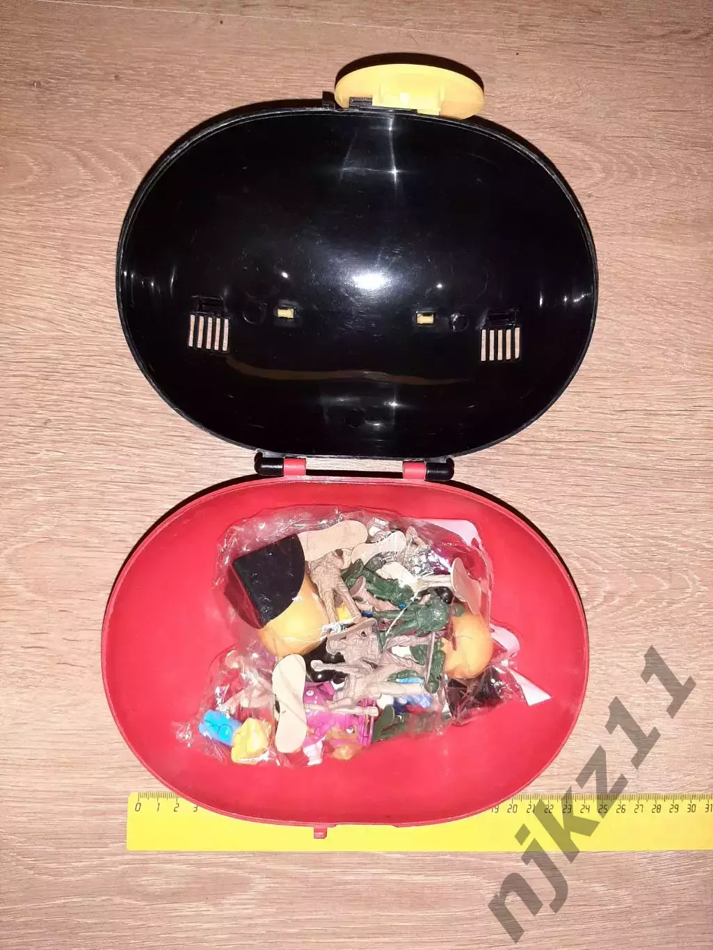 Детский сундук Диснейлэнд, а внутри игрушки мелкие 6