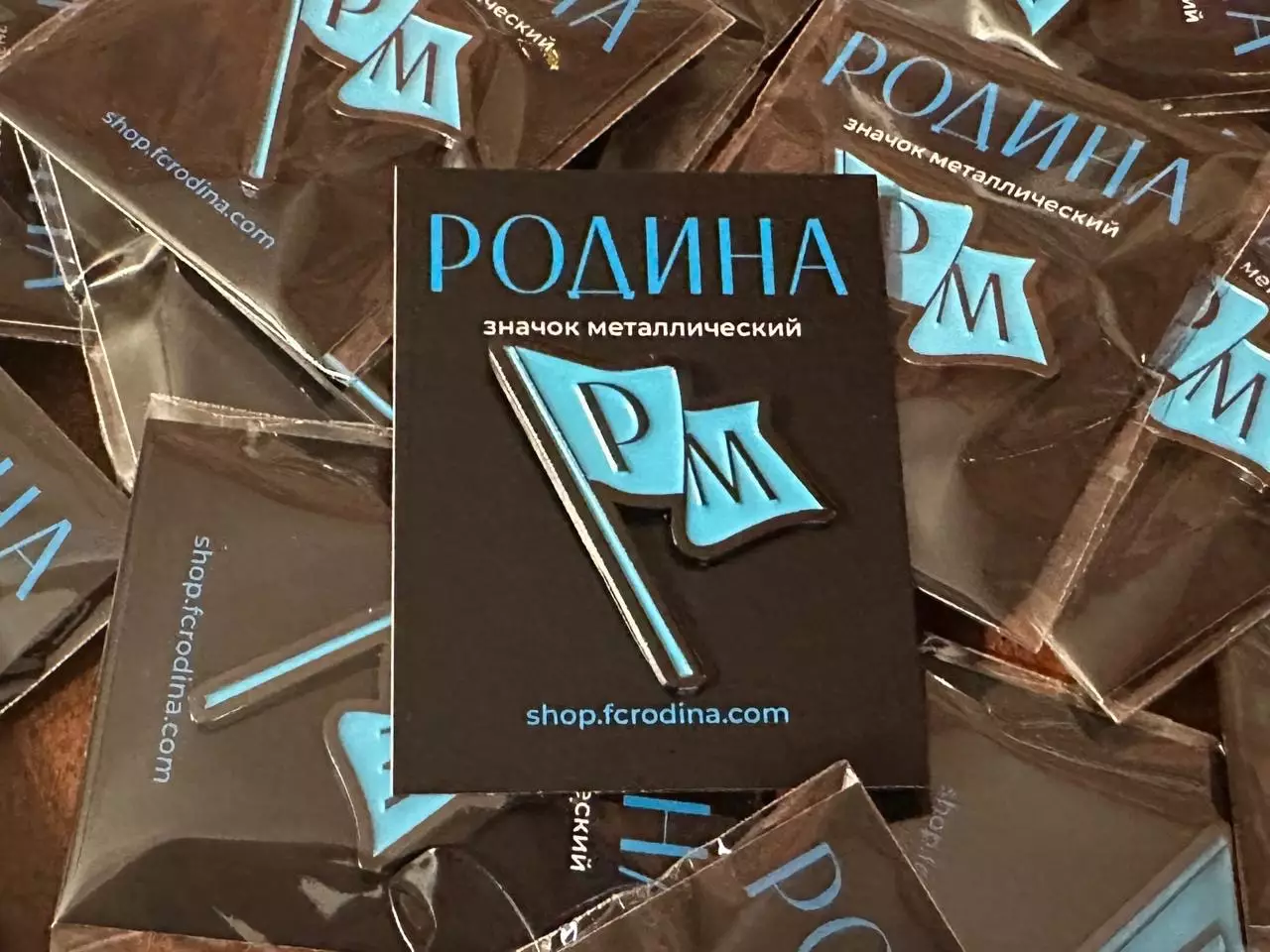 Официальный знак ФК Родина (Москва) флаг