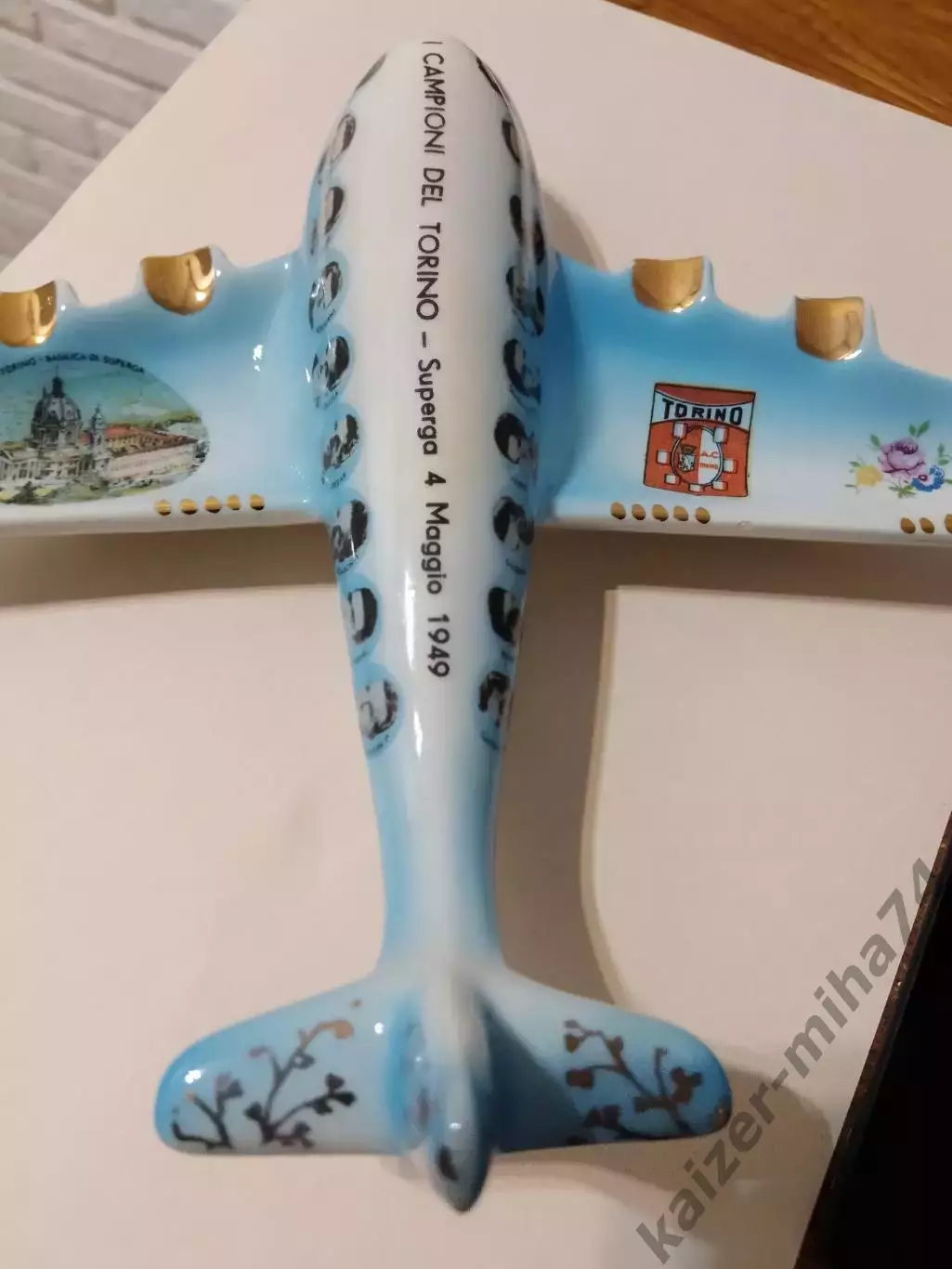 Самолёт керамика с футбольной командой Торино..в память погибшей команды. 3