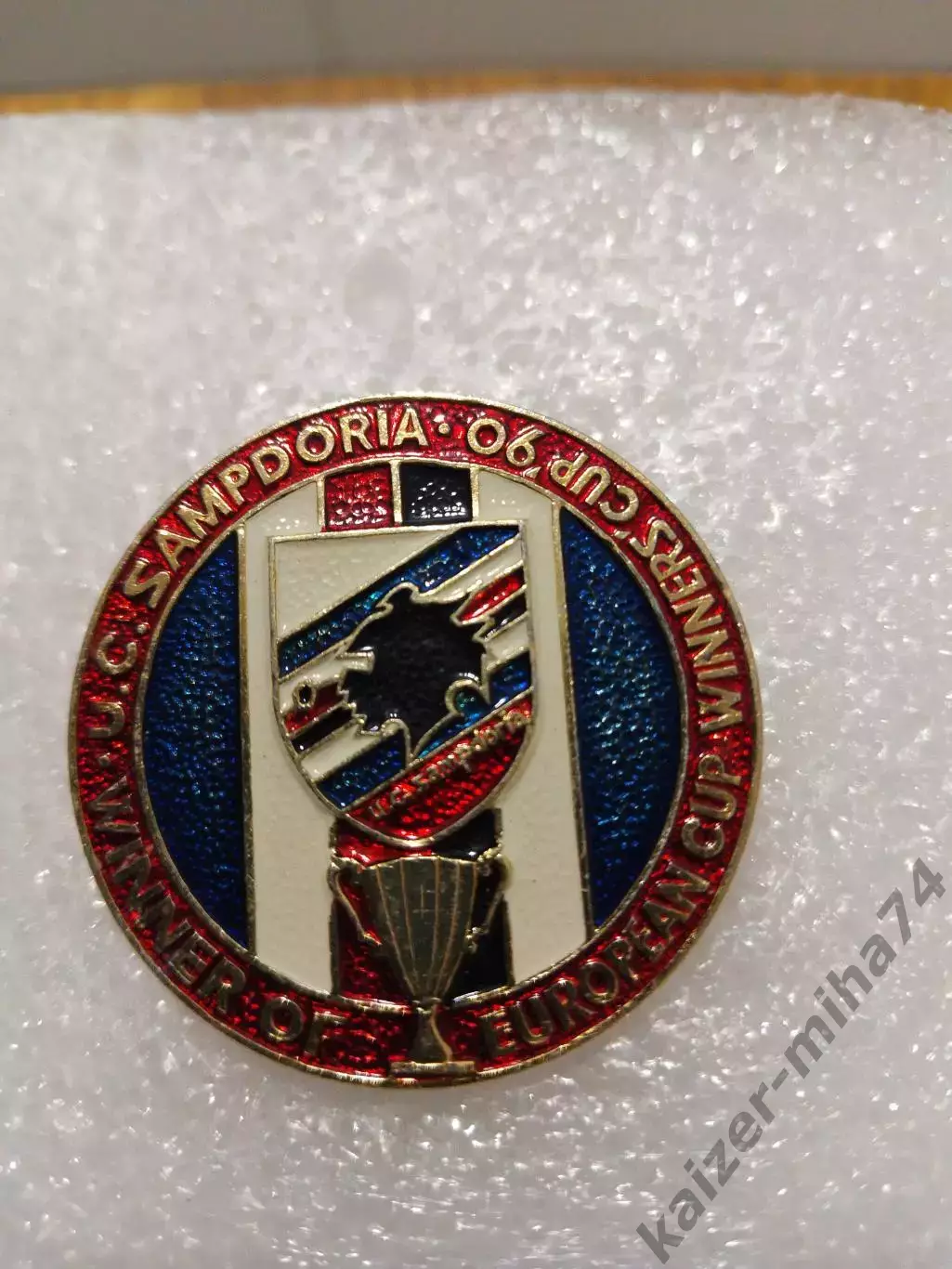 Футбол знак из серии обладатель кубка УЕФА...