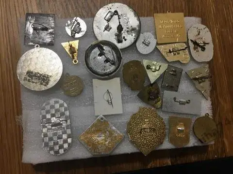 Лот значков в ремонт 1