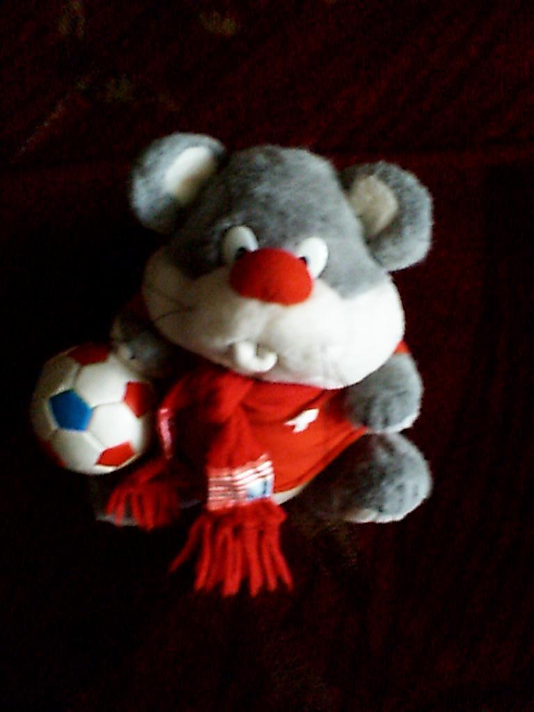 Игрушка мыша к футбольному матчу Швейцария - США в футболке Швейцарии и шарфом
