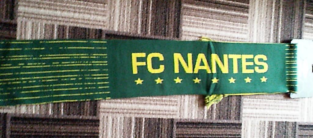 Фирменный шарф футбольного клуба Нант Франция ( фирма - umbro ) 1