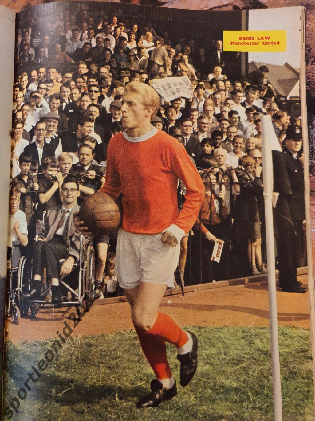 Football Monthly Charles Buchans's 1966. 7