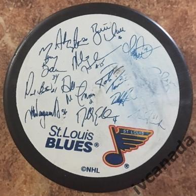 Официальная шайба Сент-Луис Блюз НХЛ с автографами хоккеистов (St. Louis Blues).