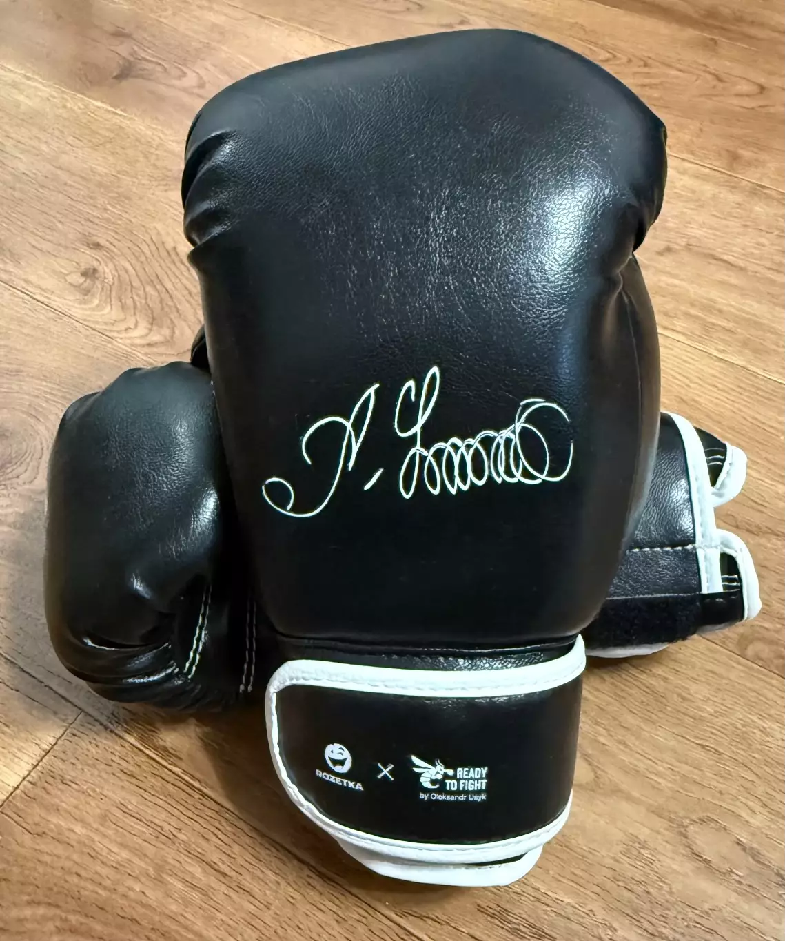 Перчатки боксерские с факсимильным автографом Александра Усика