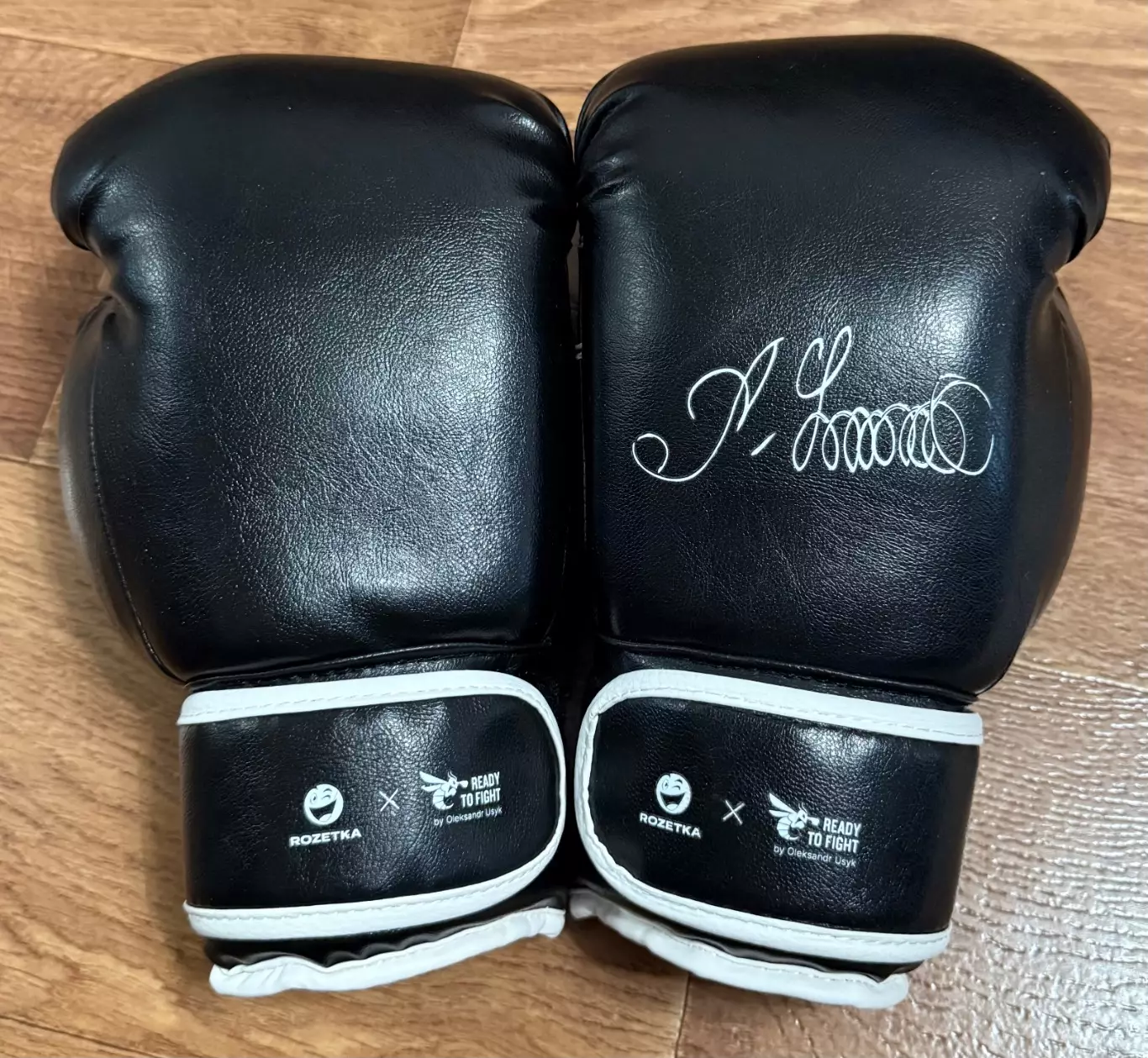 Перчатки боксерские с факсимильным автографом Александра Усика 1