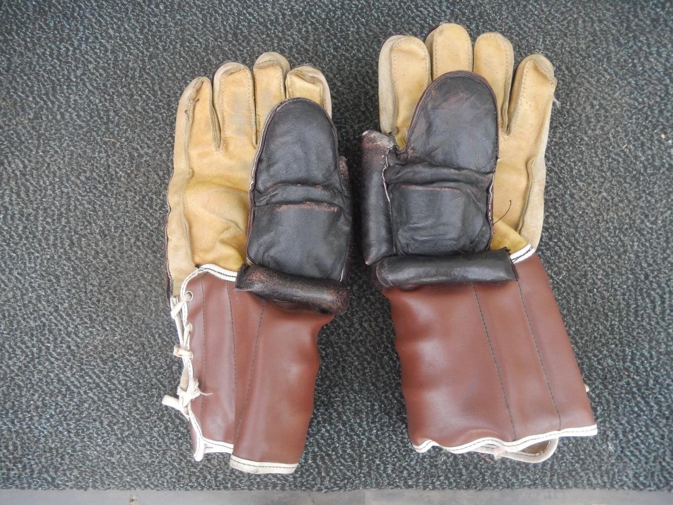 Хоккейные перчатки ( краги). Год изготовления 1981. Ретро. Редкость. 1