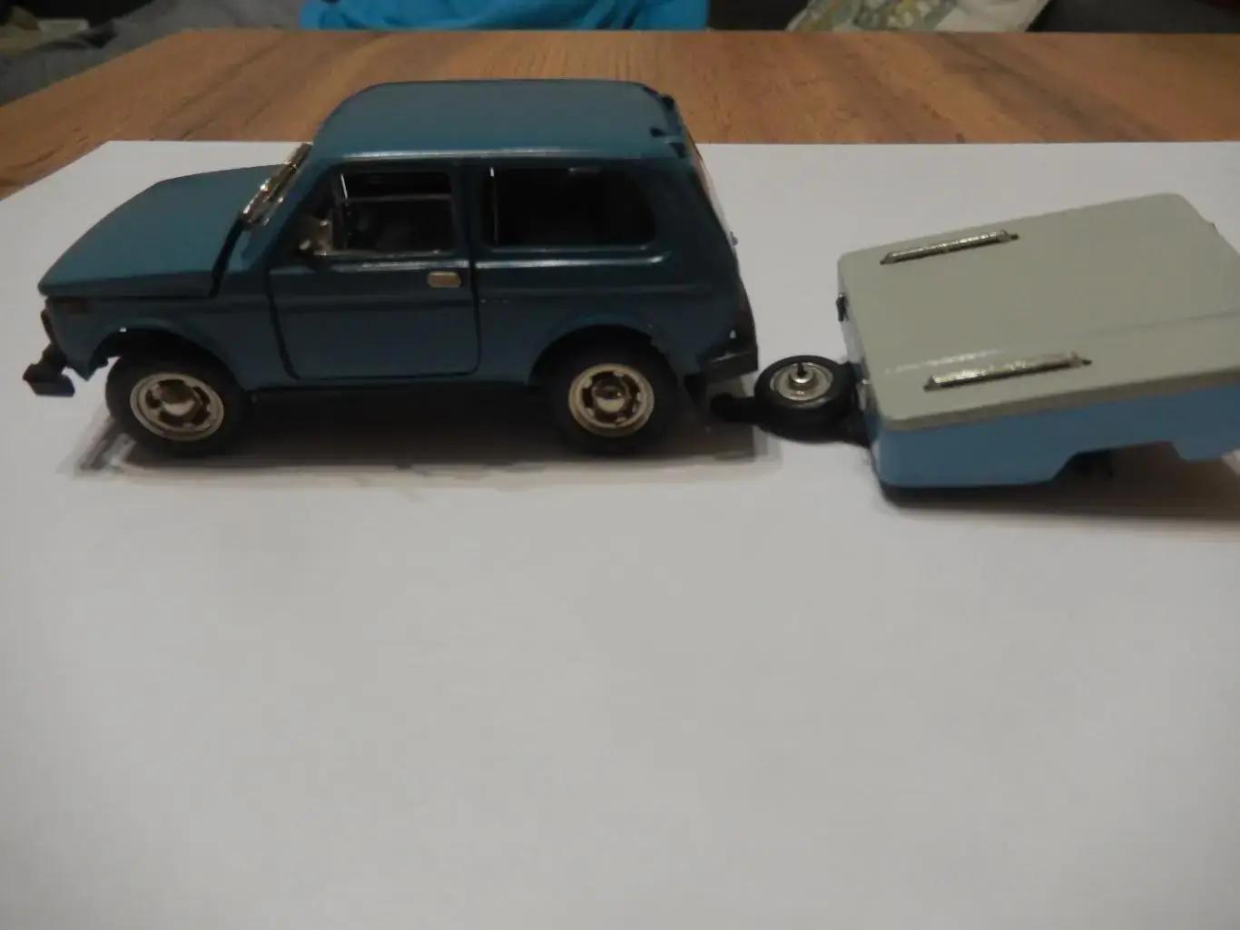 Модель автомобиля в масштабе 1:43 ВАЗ 2121 НИВА с прицепом СКИФ. Постномерная. 1