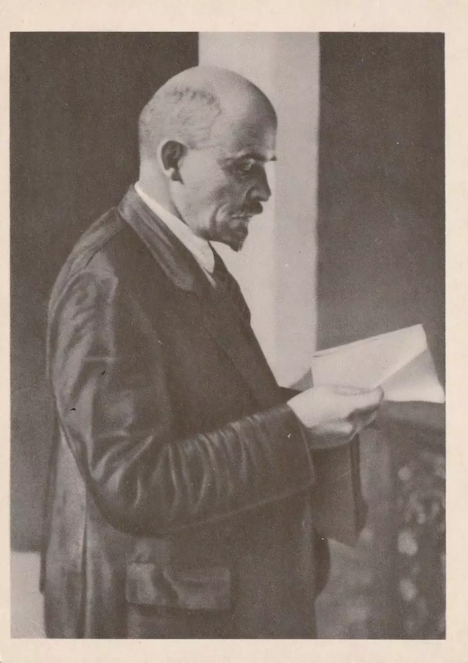 В.И.Ленин на II конгрессе Коминтерна в Кремле.