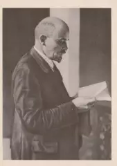 В.И.Ленин на II конгрессе Коминтерна в Кремле.