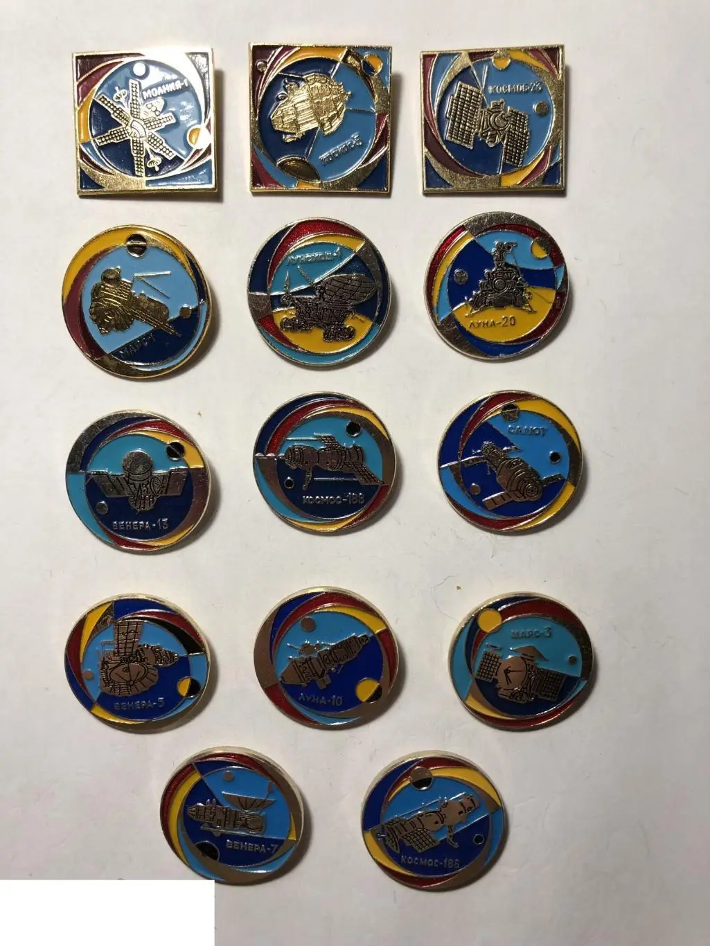 Космос (856-881). Набор: Советские космические спутники. 25 значков одним лотом. 1