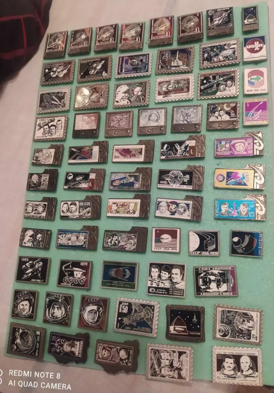 Космос (1064). Марка на значке. 10 лет полета 1-й пилотир. орбитальной станции. 5