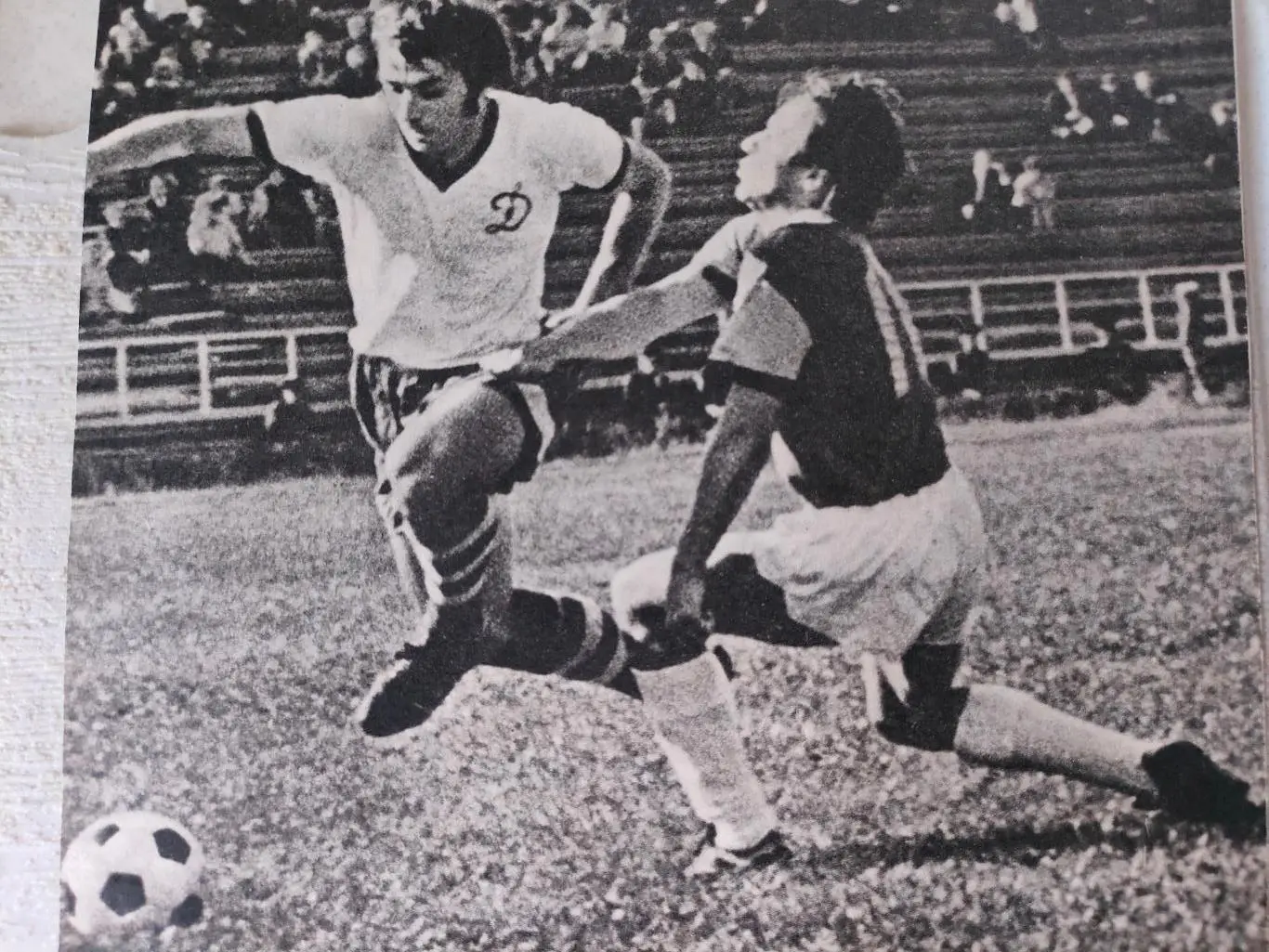 1974 год. Вырезка из журнала. Сергей Никулин (Динамо) подключается к атаке