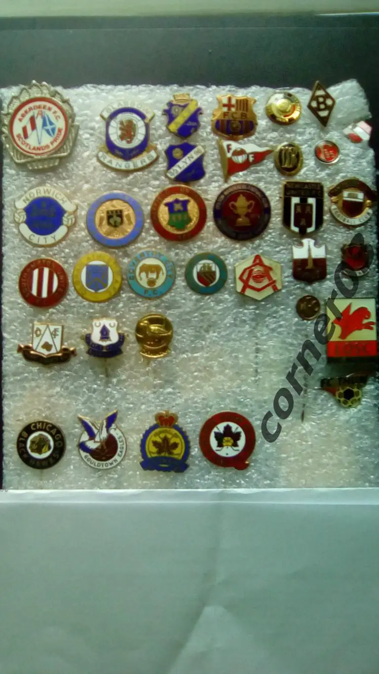 33 знака футбол/хоккей. Поштучно-в футбольные значки.