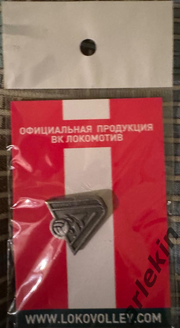 Значок Волейбольного клуба «Локомотив» Новосибирск. Сезон 24/25. Впервые метал.