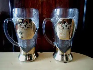 Пивные кружки пара. Футбол. Россия.