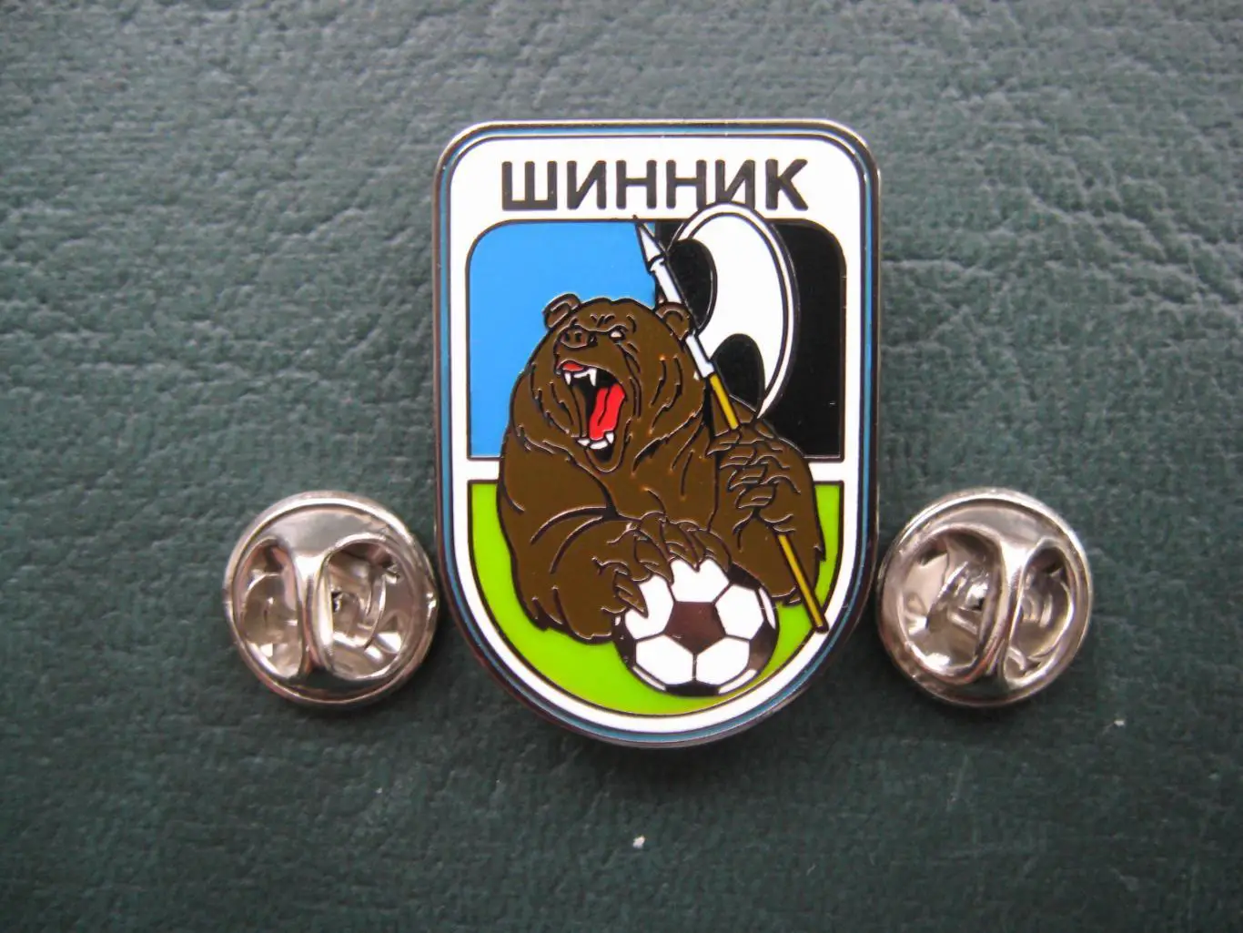 Значок ФК Шинник Ярославль (Медведь с секирой)