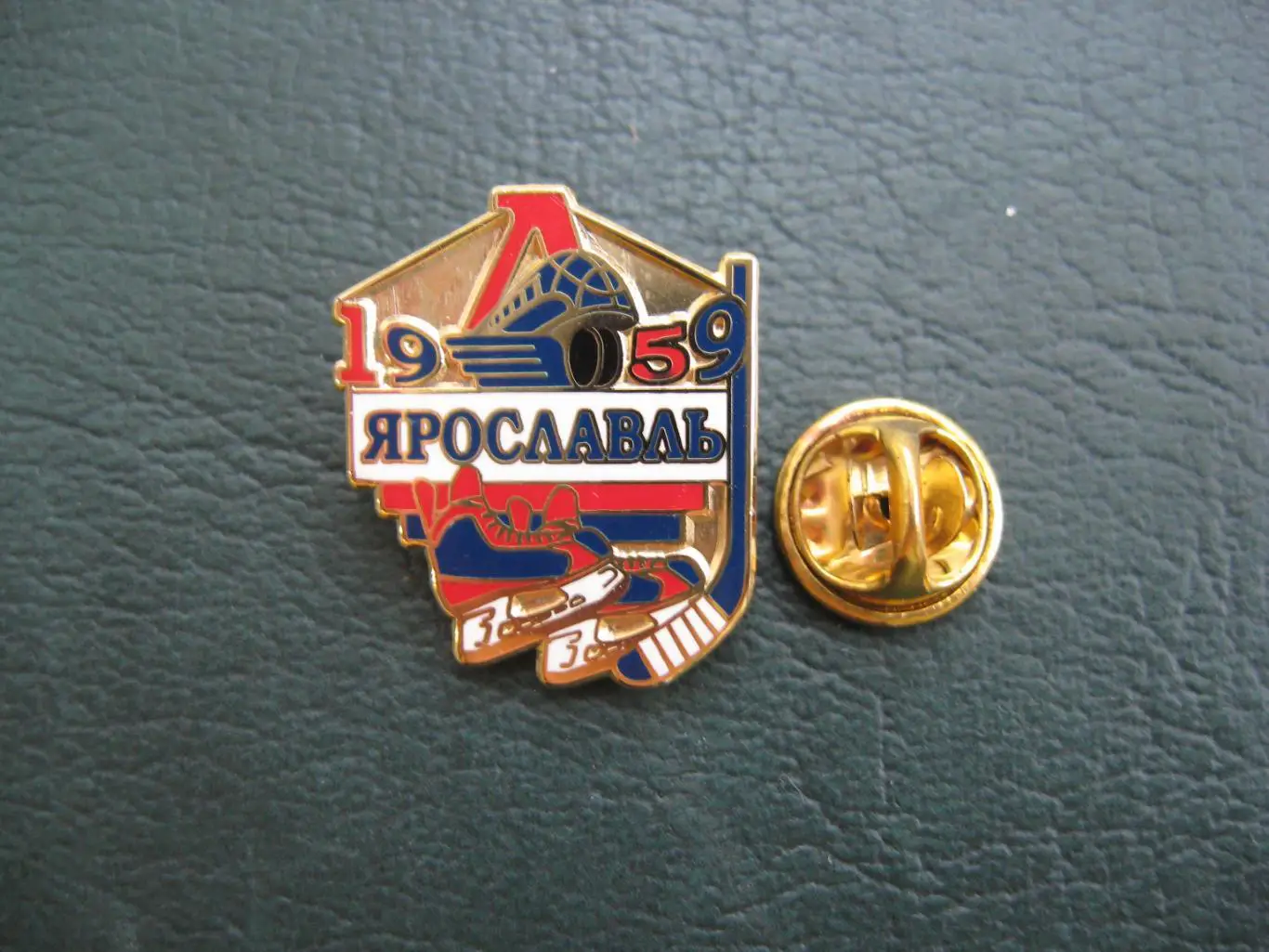 Значок ХК ЛОКОМОТИВ Ярославль (Коньки, клюшка, 1959) Белая планка