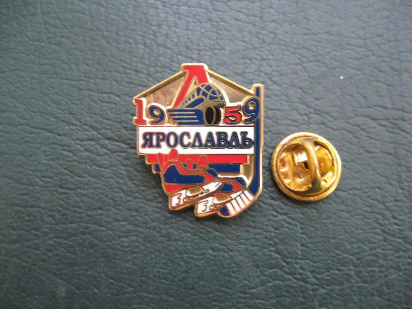 Значок ХК ЛОКОМОТИВ Ярославль (Коньки, клюшка, 1959) Белая планка 1