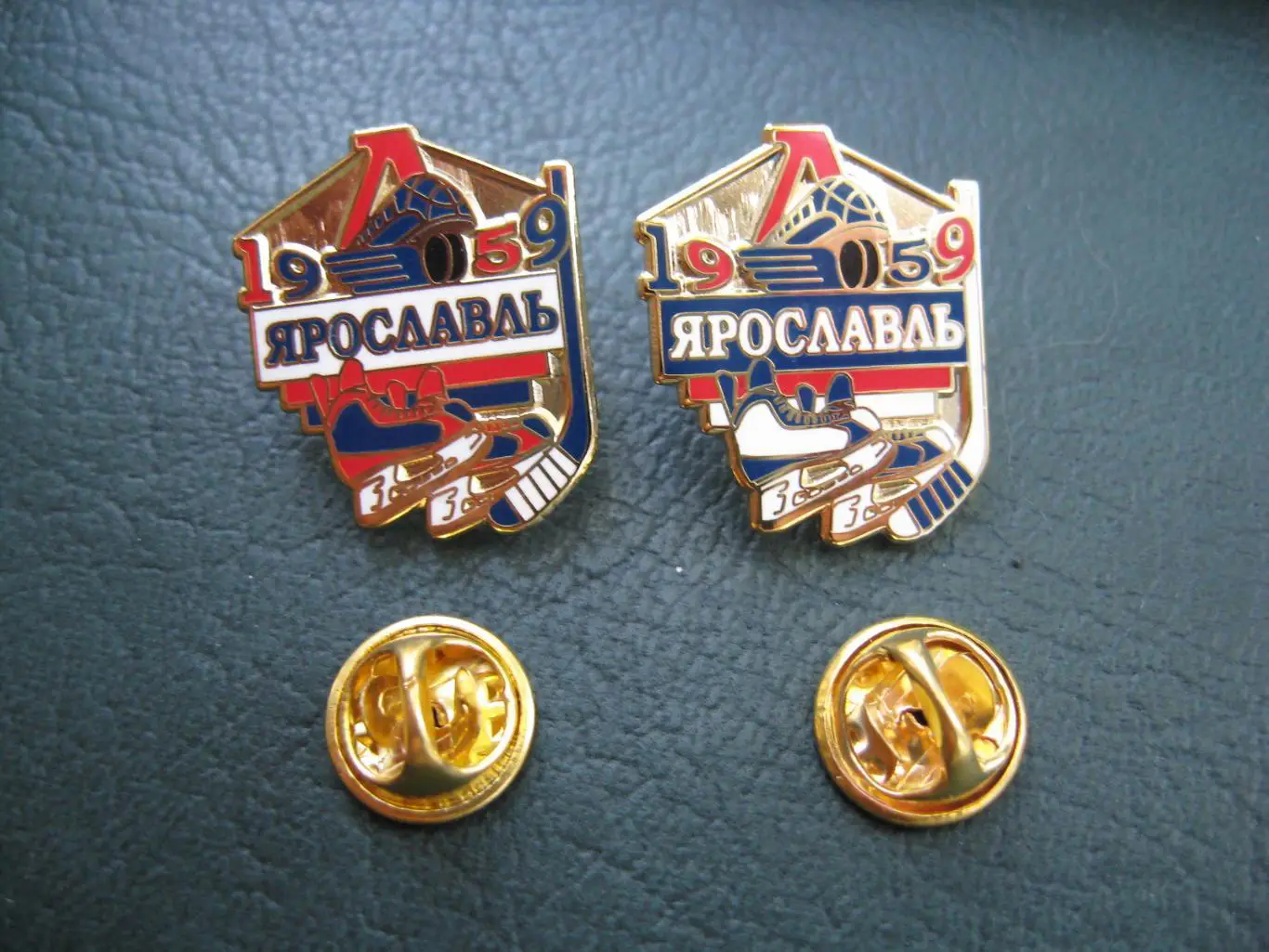 Значок ХК ЛОКОМОТИВ Ярославль (Коньки, клюшка, 1959) Белая планка 2