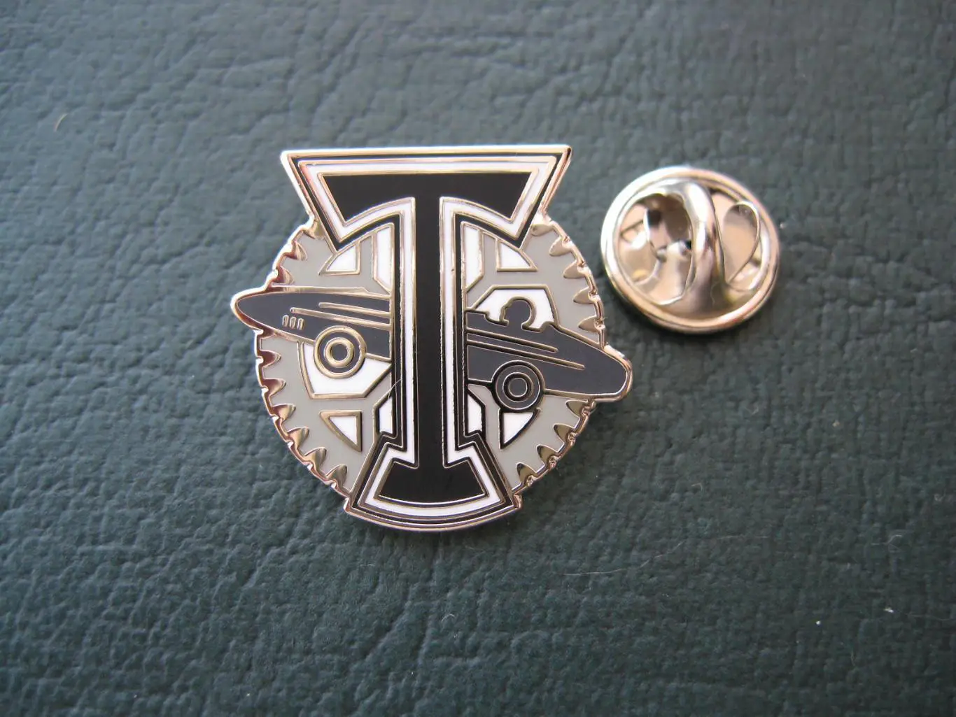 Значок ФК Торпедо Москва (Логотип монохром) 1