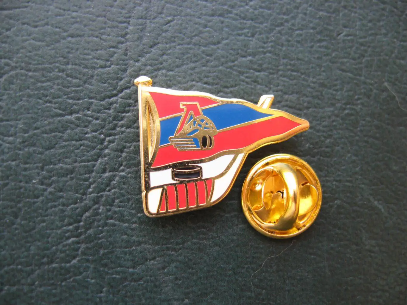 Значок ХК ЛОКОМОТИВ Ярославль (флажок красный)