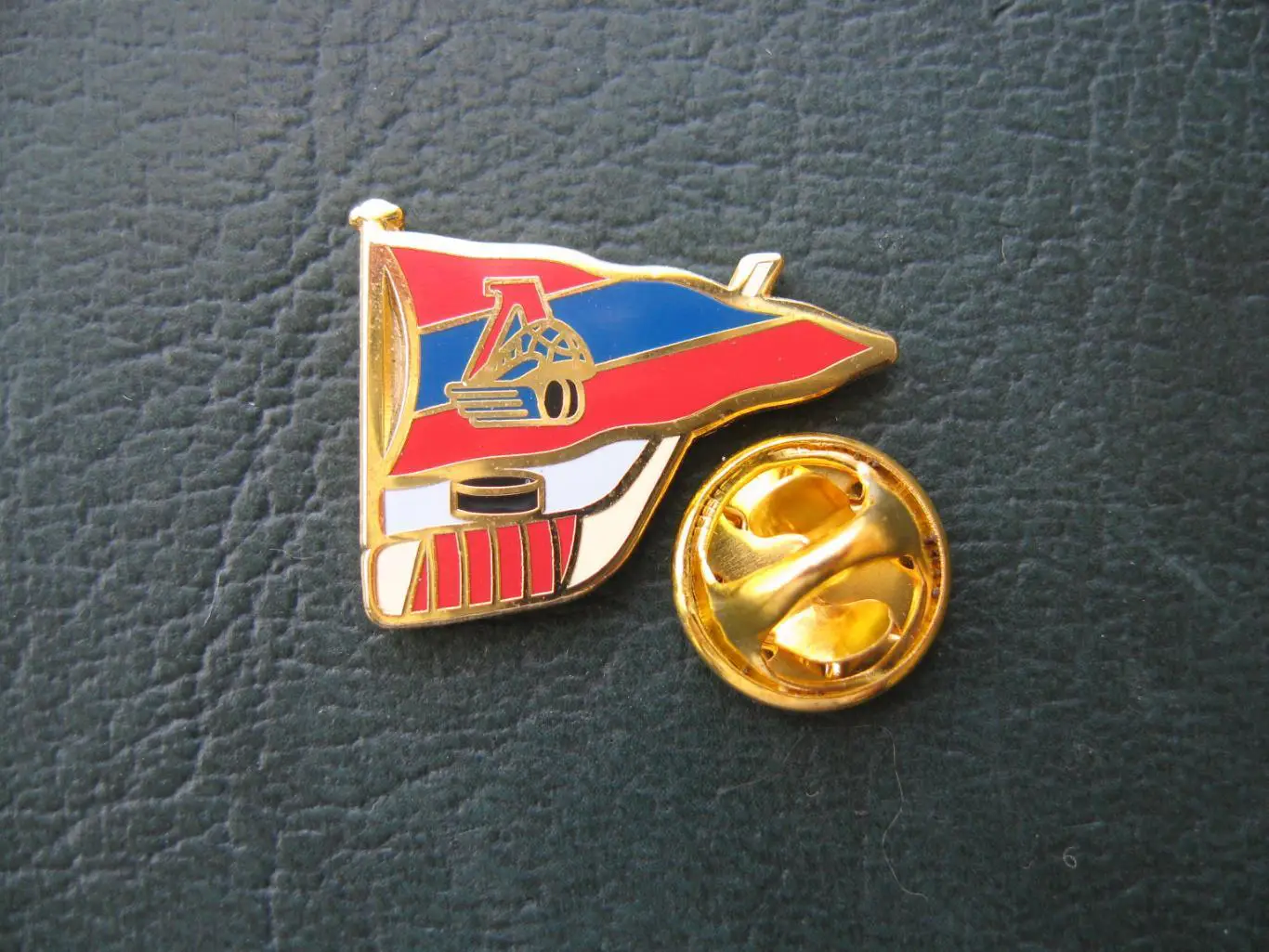 Значок ХК ЛОКОМОТИВ Ярославль (флажок красный) 1