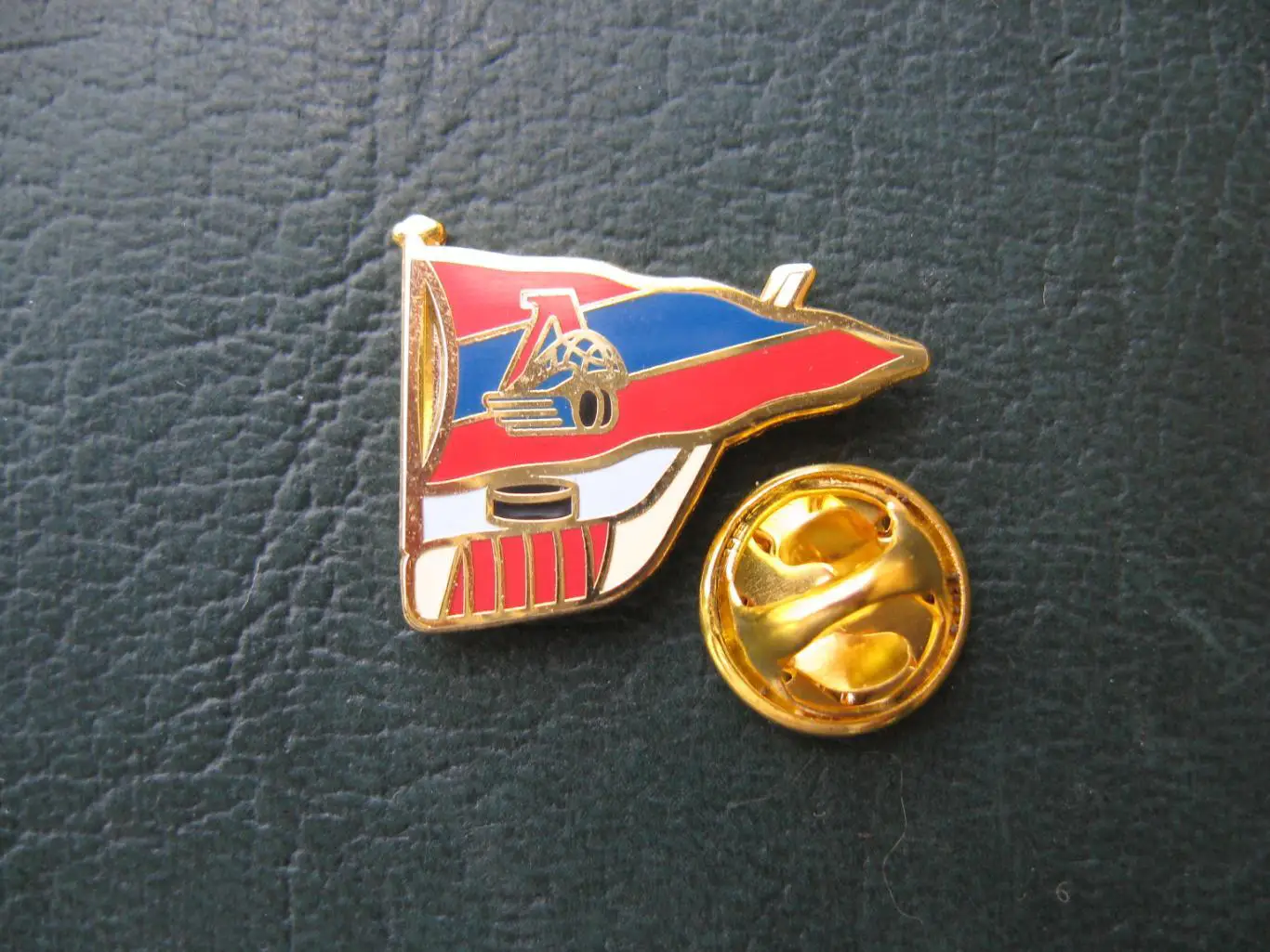 Значок ХК ЛОКОМОТИВ Ярославль (флажок красный) 2