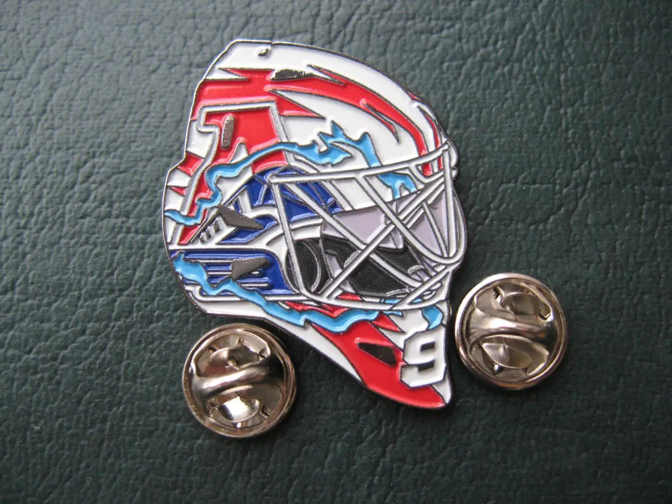 Значок ХК Локомотив ЯРОСЛАВЛЬ (Шлем Исаева) 1