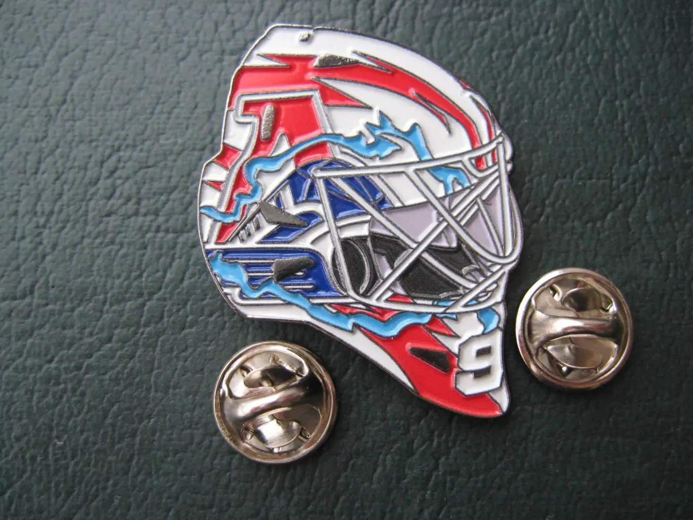 Значок ХК Локомотив ЯРОСЛАВЛЬ (Шлем Исаева) 2