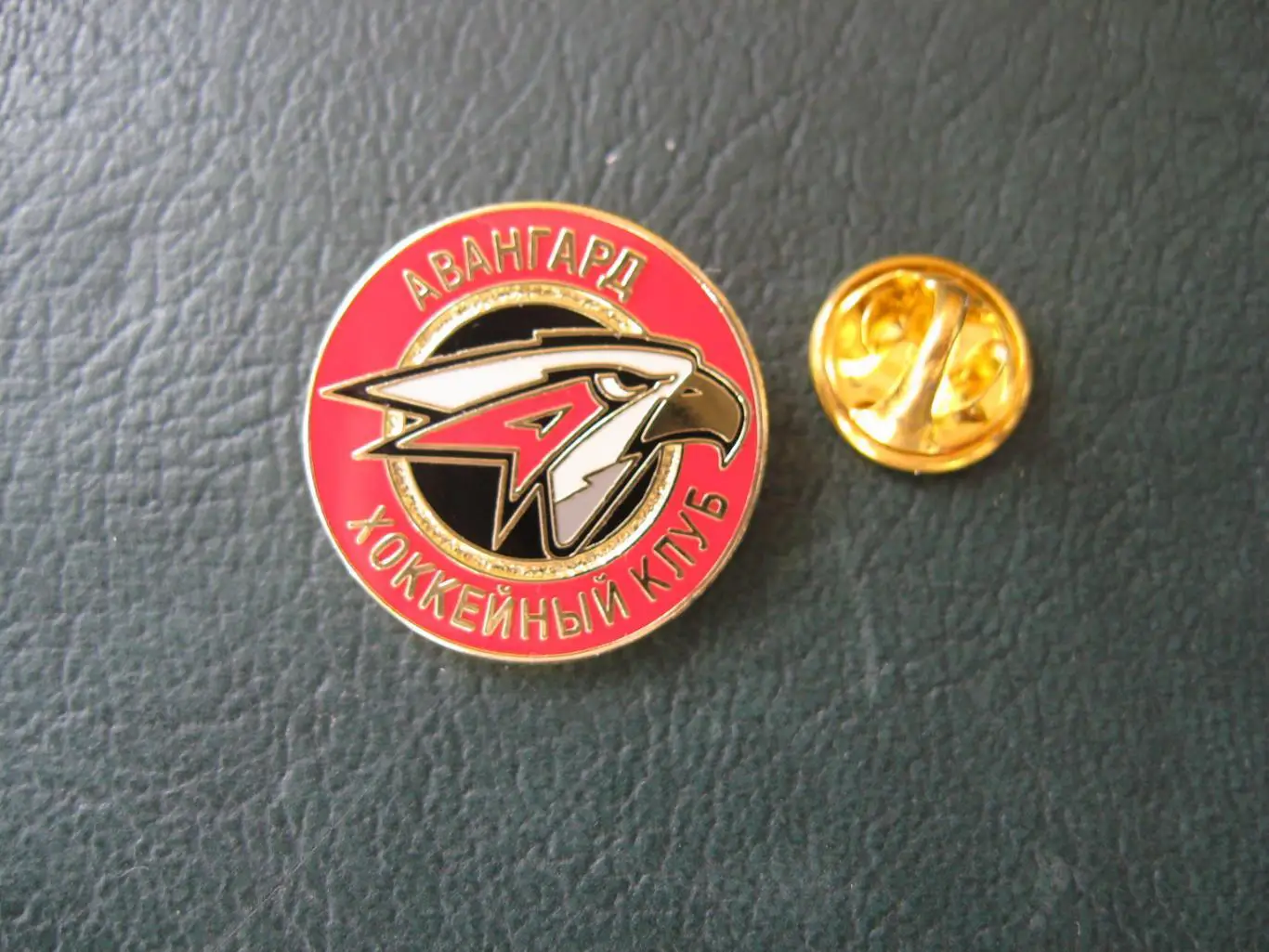 Значок ХК Авангард Омск (Эмблема новая красная) 1