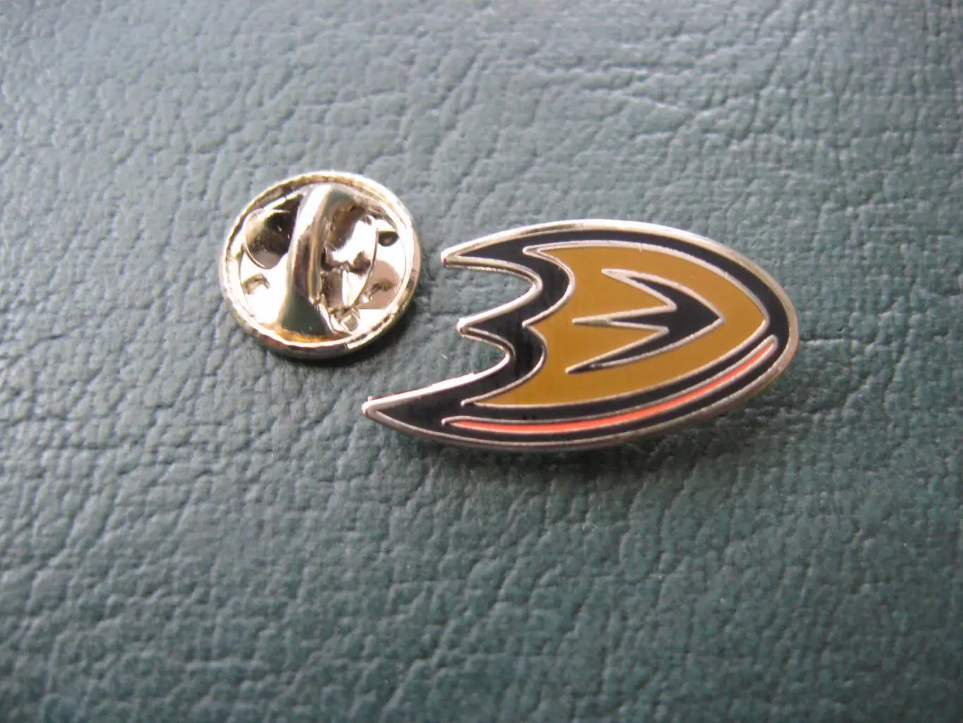 Значок ХК Анахайм Дакс (След лапы)