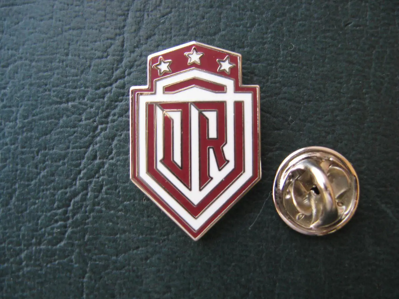 Значок ХК Динамо Рига (Эмблема бордовая) 2