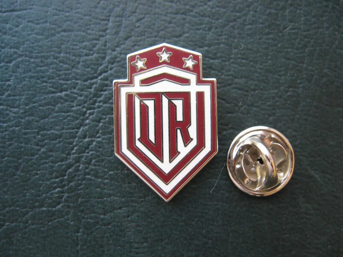 Значок ХК Динамо Рига (Эмблема бордовая)