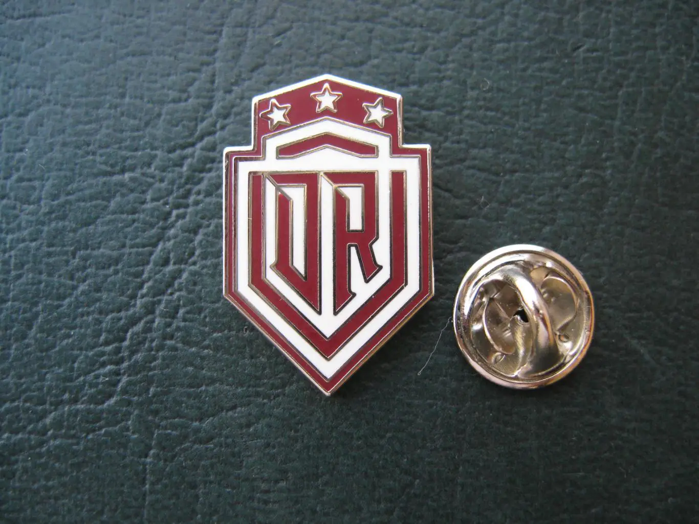 Значок ХК Динамо Рига (Эмблема бордовая) 1