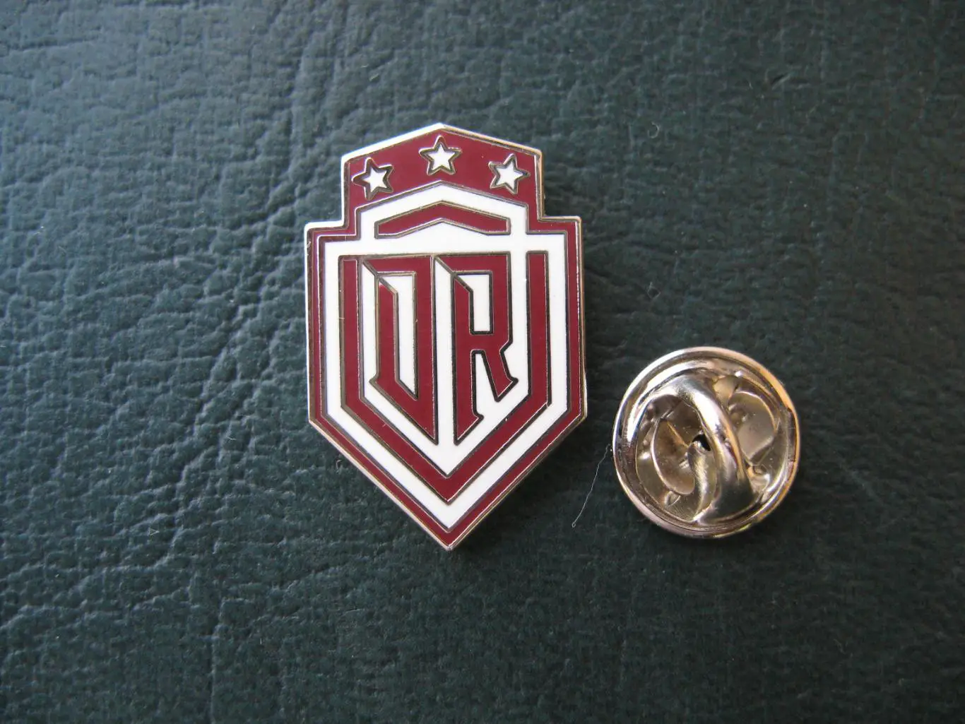 Значок ХК Динамо Рига (Эмблема бордовая) 3