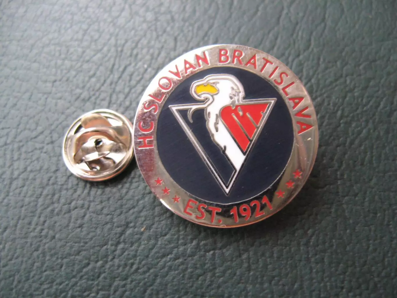 Значок ХК Слован Братислава. Словакия (Круглый)