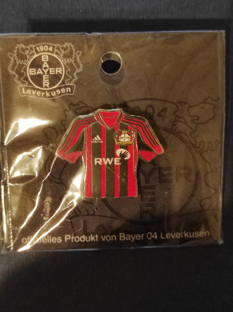 Знак футболка ФК Bayer Leverkusen. Официальный продукт.