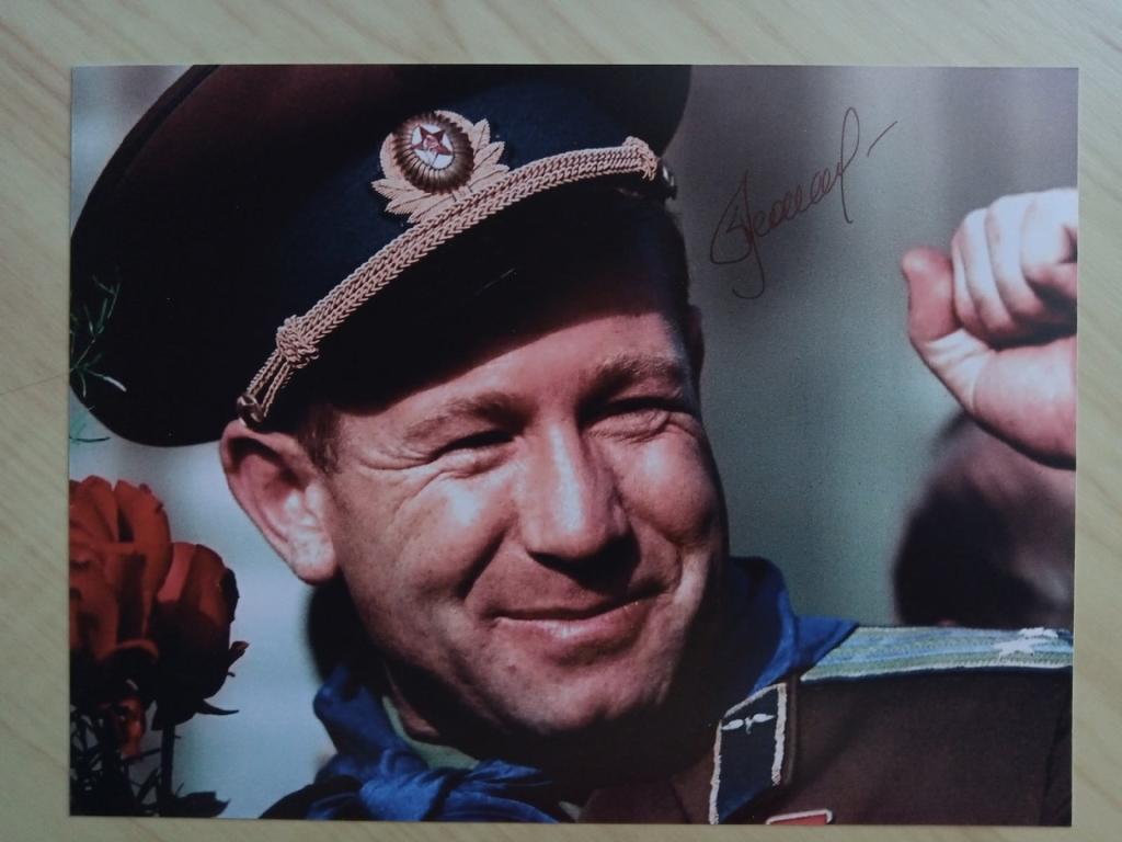 Автограф Алексея Леонова (космонавт, первый человек, вышедший в открытый космос) 6