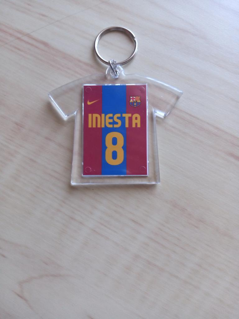 Двусторонний брелок в виде футболки Андрес Иньеста. №8 (Барселона)