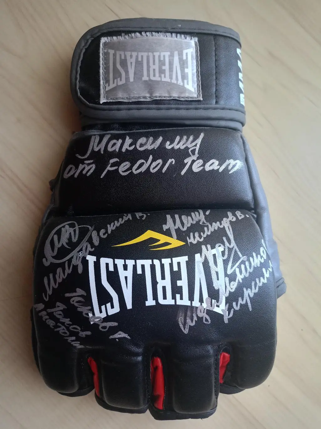 Перчатка ММА с автографами Вад. Немкова, А. Токова, Молдавского, Сидельникова