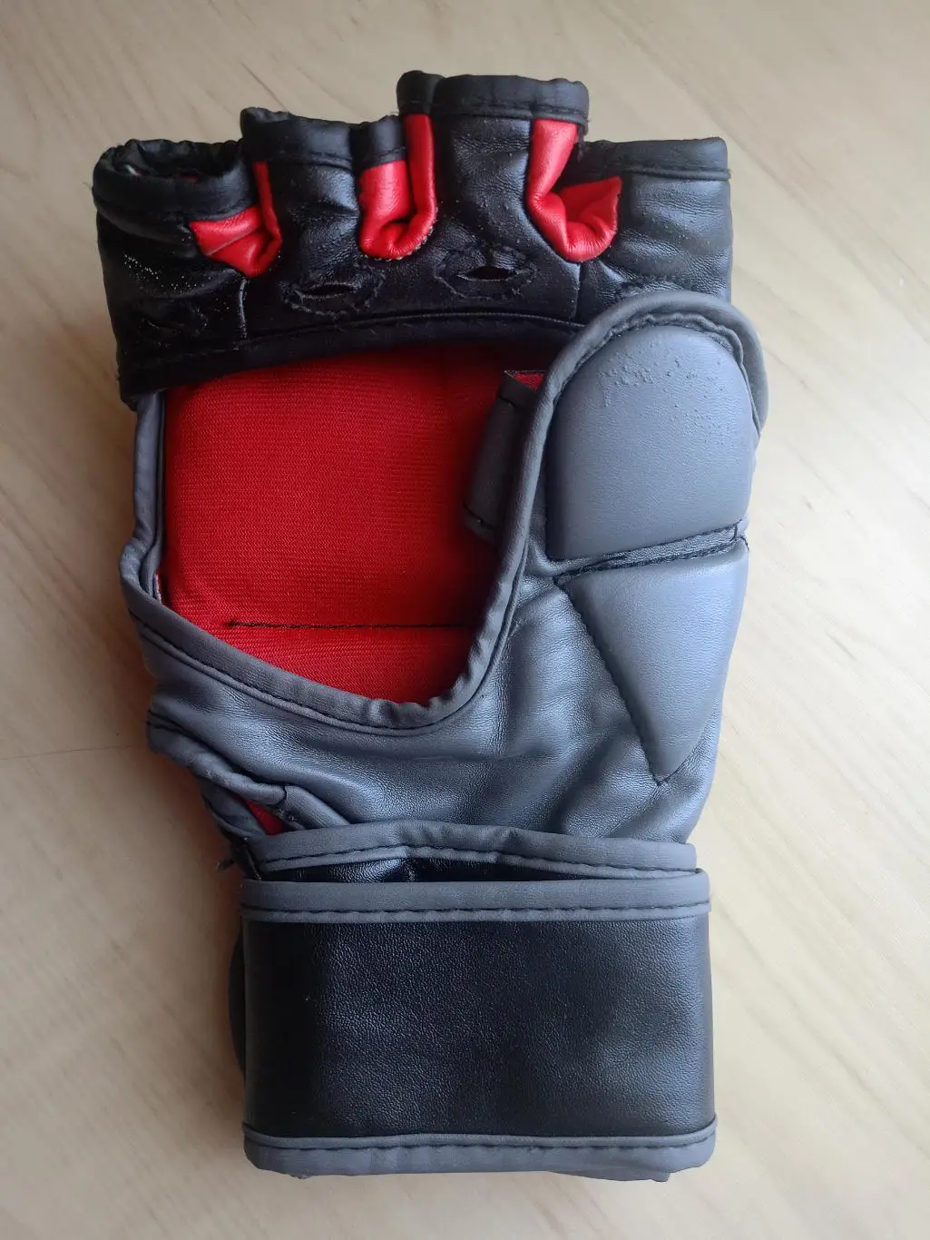 Перчатка ММА с автографами Вад. Немкова, А. Токова, Молдавского, Сидельникова 1