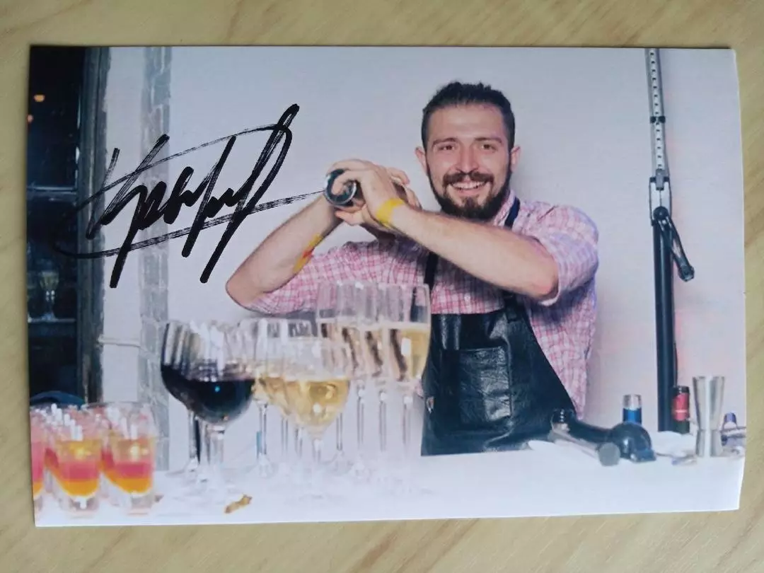 Автограф Ивана Кравченко (бармен в сериалах Кухня, Отель Элеон и т.д.) 3