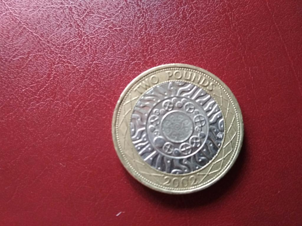 монета 2 фунта стерлингов Великобритании - 2002 1