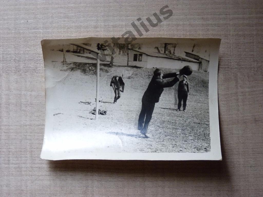 черно-белая фотография Дворовый футбол ориентировочно 1950-е годы