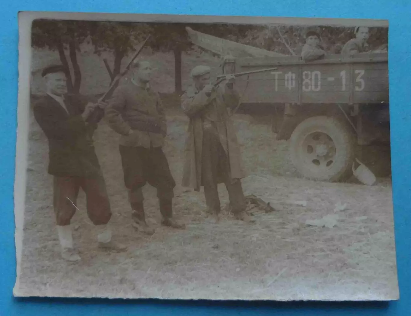 Фотография Мужики с охотничьими ружьями возле грузовика 50-е года (70)